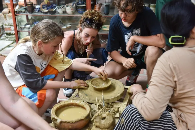 Reisender lernt traditionelles Flechten im Umland von Hoi An