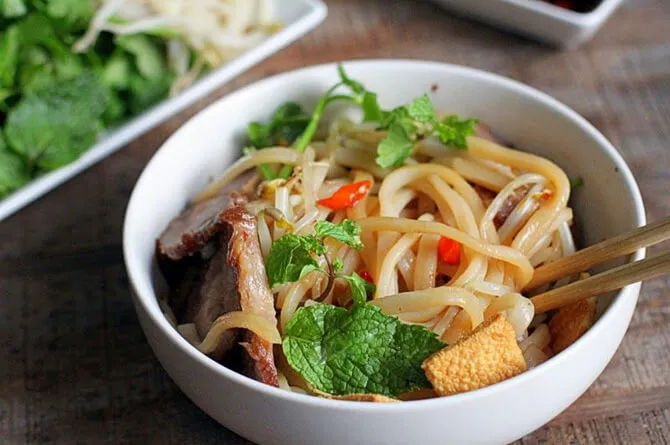 Un bol de Cao Lau servido durante una parada gastronómica en Hoi An