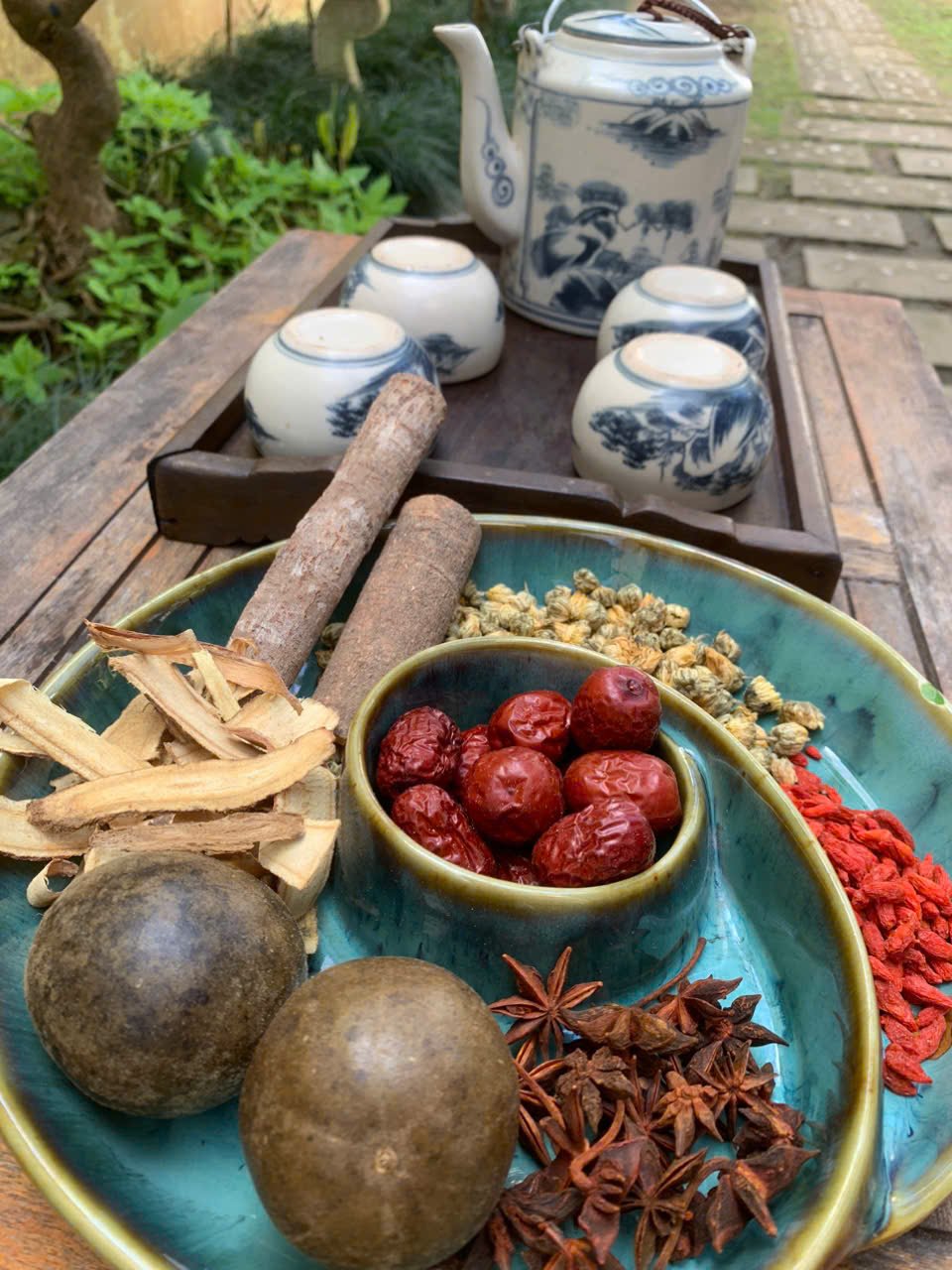 茶器と乾燥ハーブ、スパイス、果物